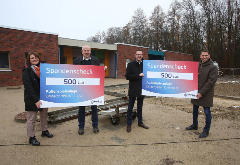 Helene Rausch und Andreas Ritter der Stadt Wittingen freuen sich über die Spende der entricon.